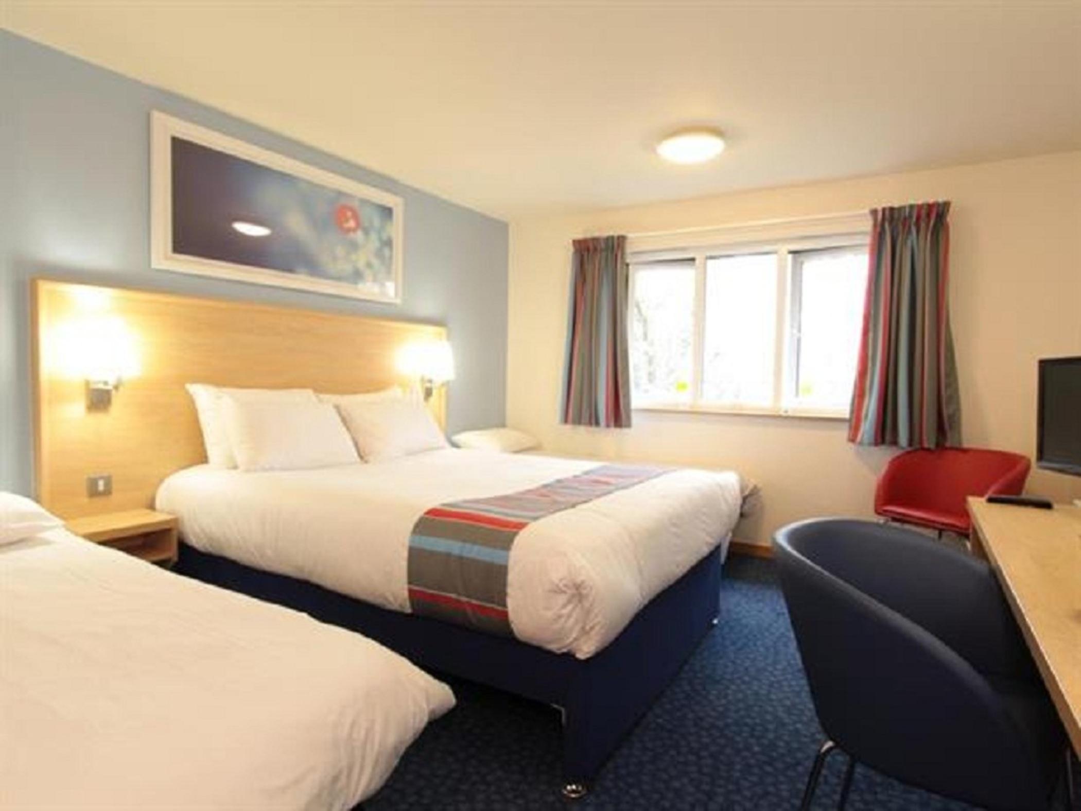 Travelodge Swansea Central Экстерьер фото